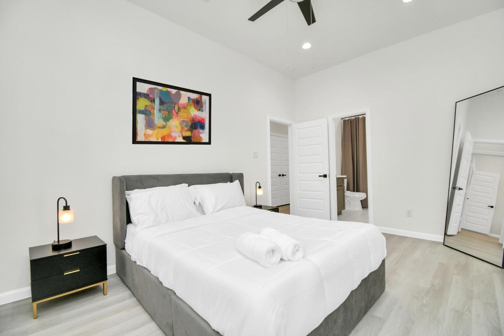 Сasa de vacaciones 2 Homes•sleeps 18•gated•10 Mins To Dwntwn•smarttvs *