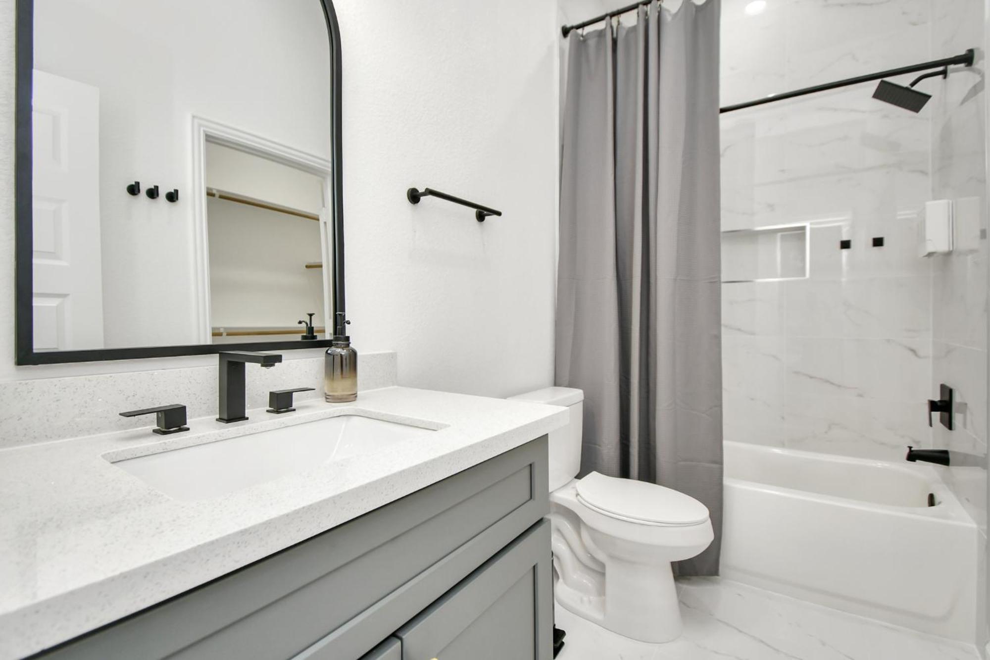2 Homes•sleeps 18•gated•10 Mins To Dwntwn•smarttvs Сasa de vacaciones