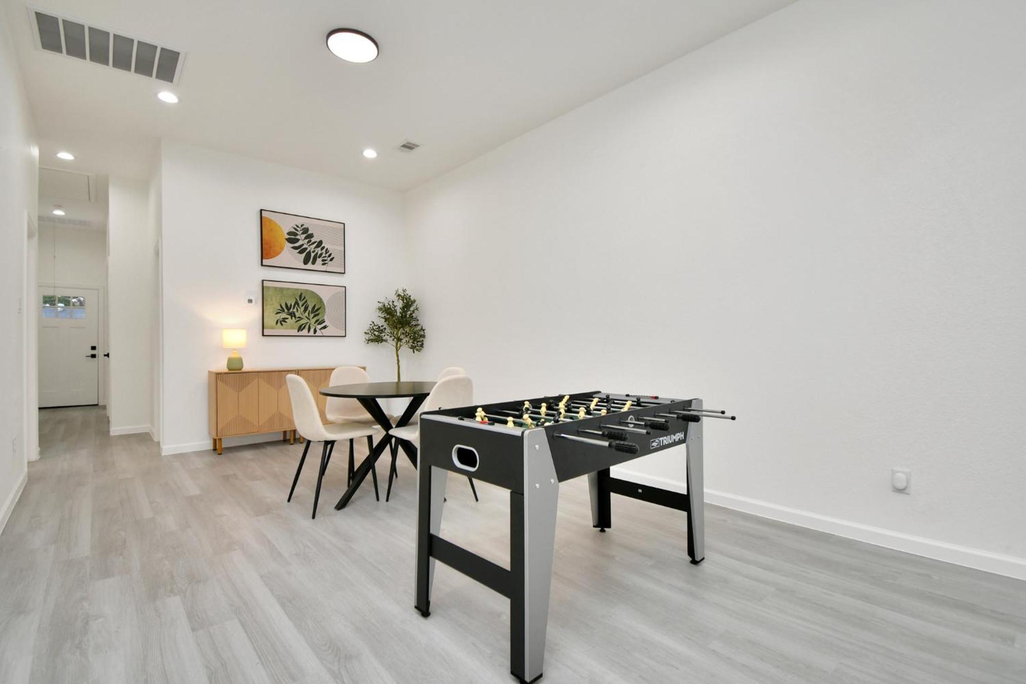 Сasa de vacaciones 2 Homes•sleeps 18•gated•10 Mins To Dwntwn•smarttvs